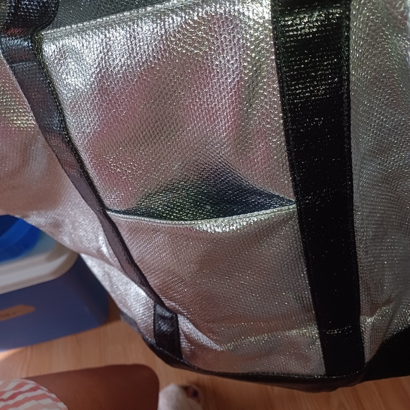 2 piece Victoria's Secret bundle.. tote/make up bag both New - Picture 3 of 8